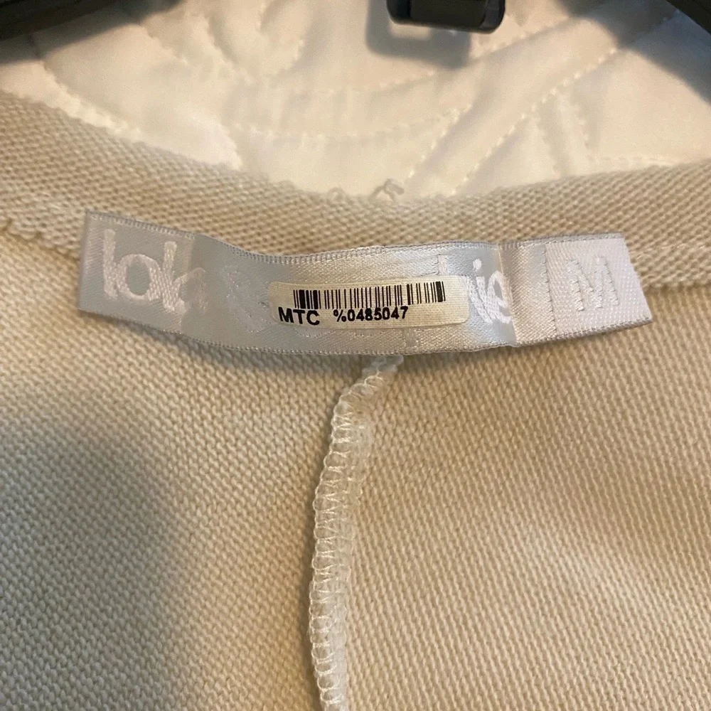 Lola and Sophie sweater top with shirt tail hem. Size M - Picture 3 of 4